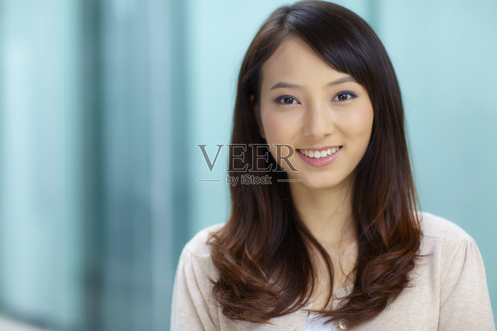 一个可爱的亚洲女孩在镜头前微笑的特写照片摄影图片