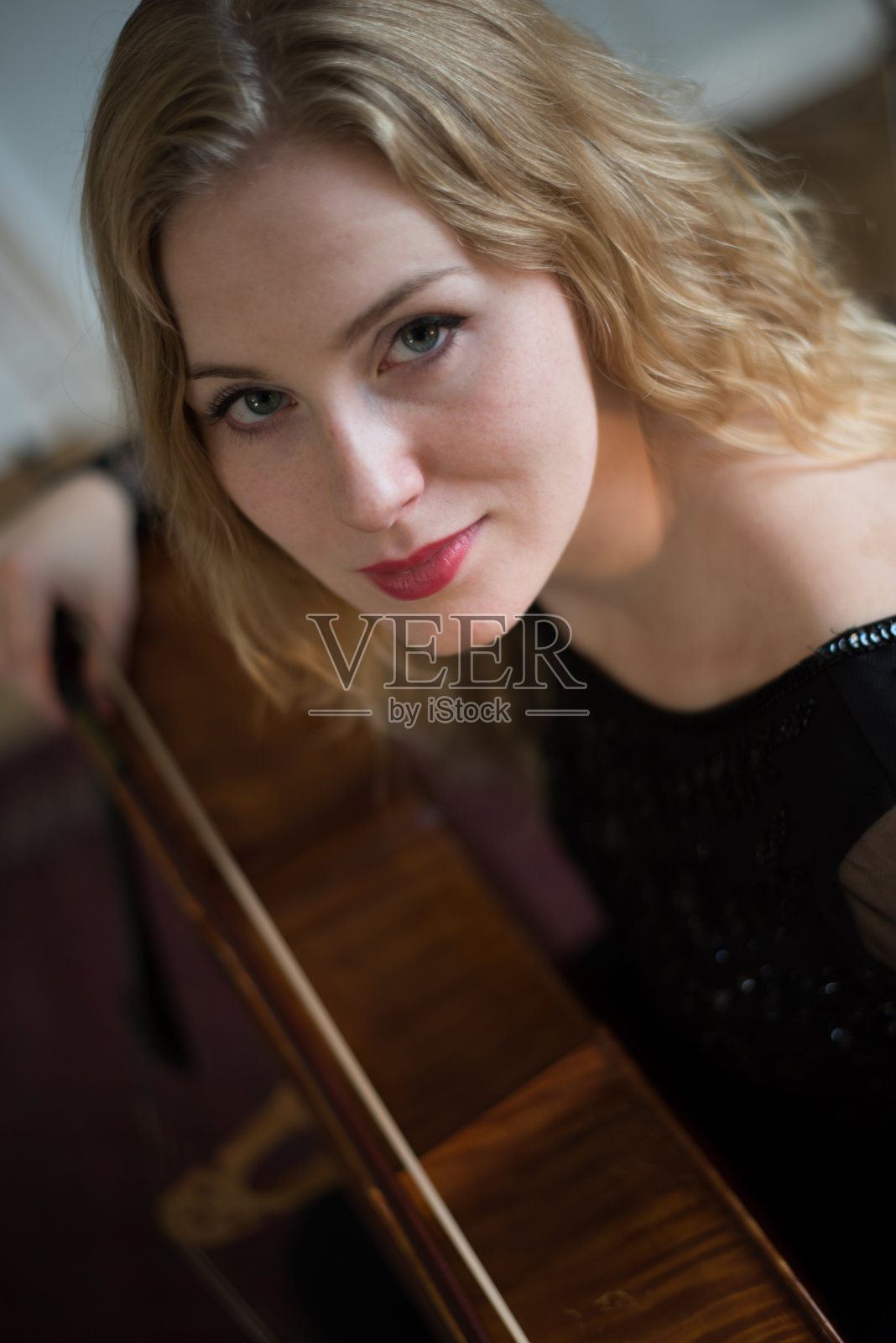 弹奏大提琴的女音乐家照片摄影图片