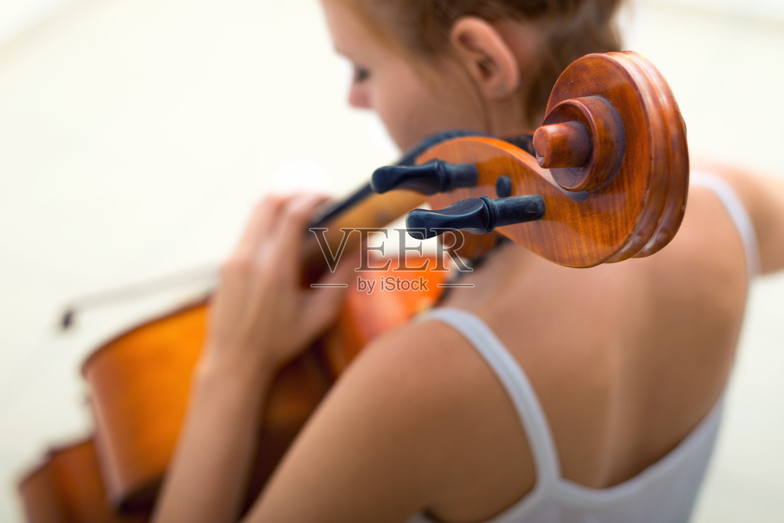拉大提琴的年轻女音乐家照片摄影图片