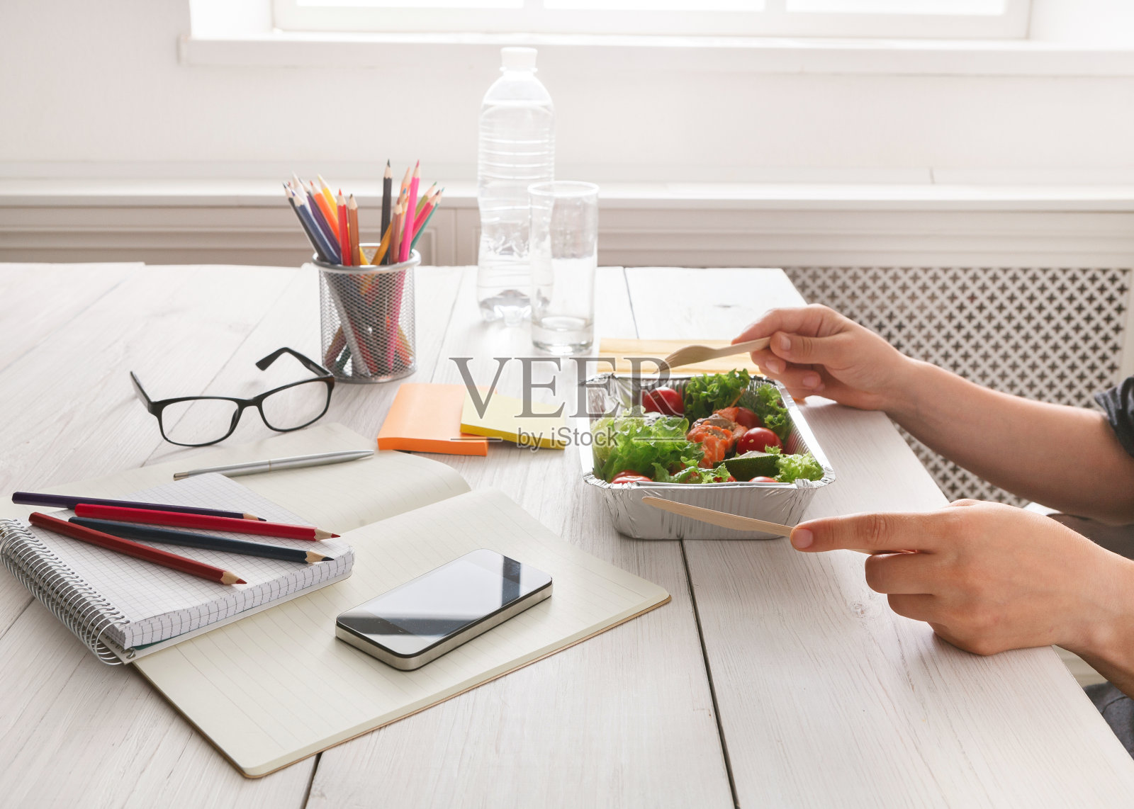 健康商务午餐小吃办公室，蔬菜沙拉侧景照片摄影图片