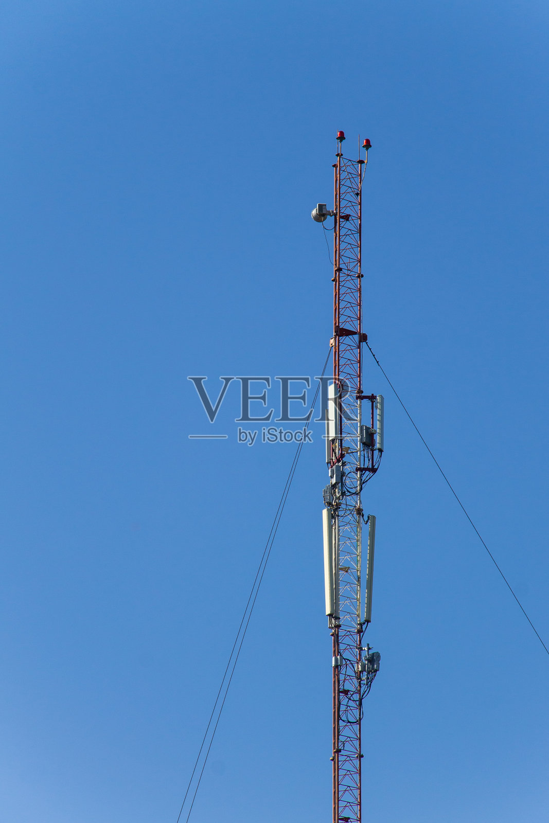 金属塔与天线的移动电话通信对抗蓝天照片摄影图片