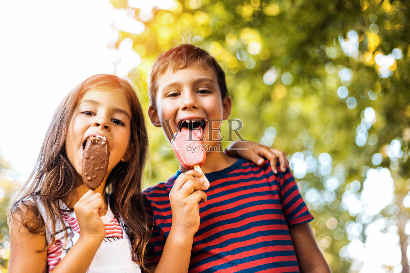 两个孩子在吃冰棒照片摄影图片