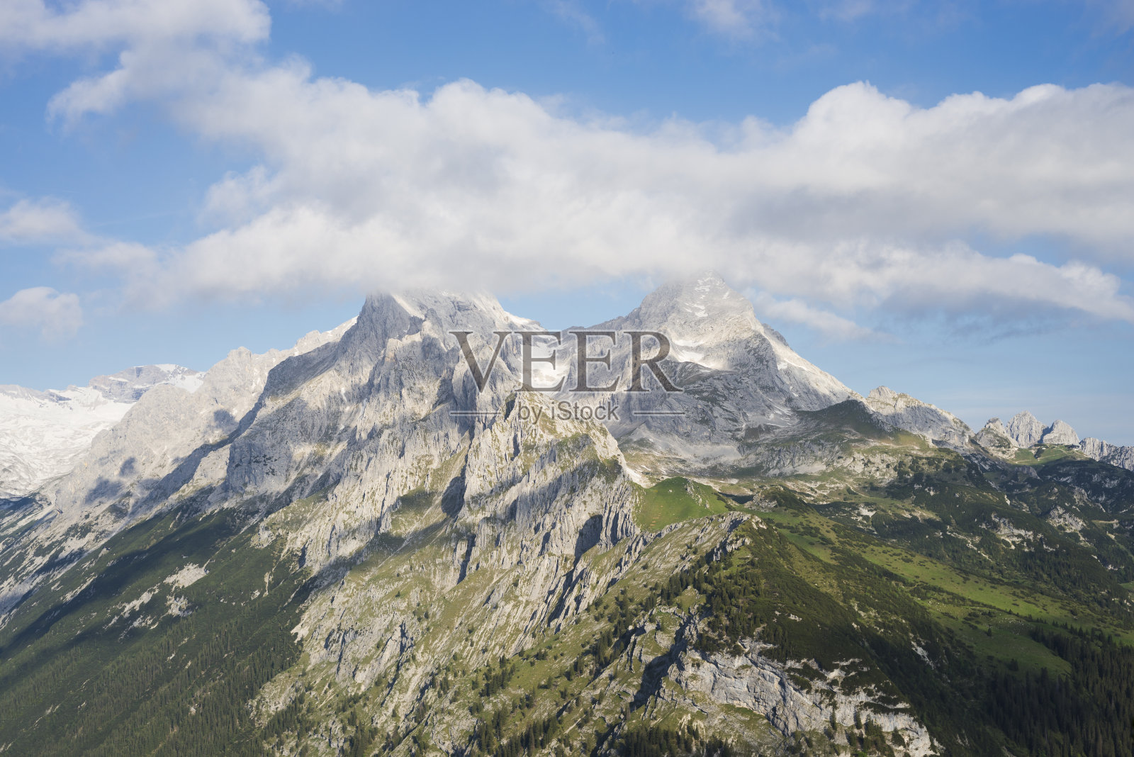 德国巴伐利亚州Garmisch-Partenkirchen附近的Wetterstein山脉的Alpspitze山和Hochblassen山照片摄影图片