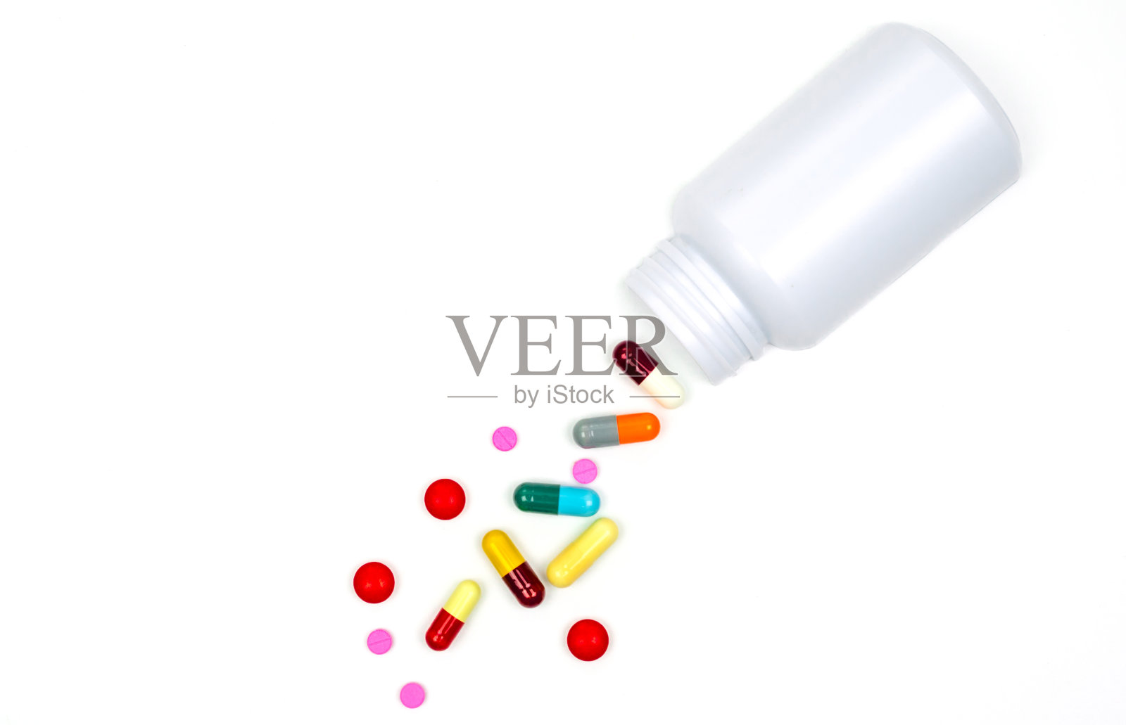 抗生素胶囊溢出药瓶孤立的白色背景与剪切路径。合理使用抗生素药物。健康政策和健康保险概念照片摄影图片
