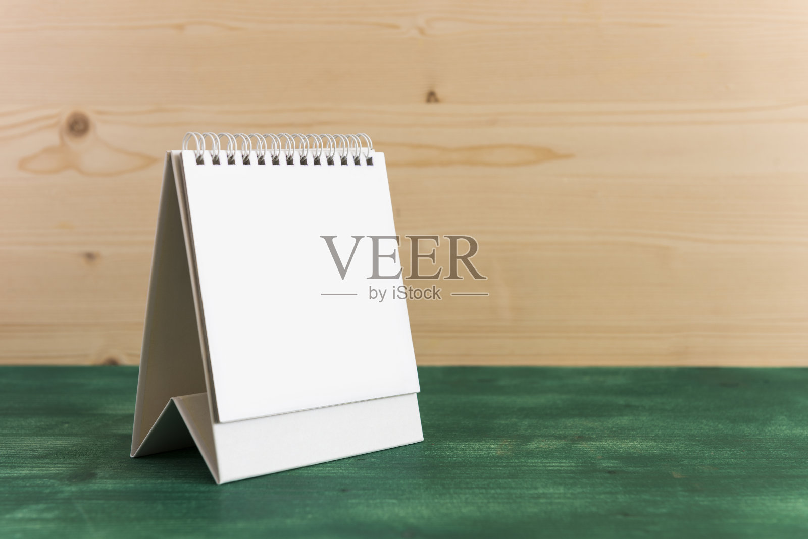 白色空白纸桌上螺旋日历上的木材背景。照片摄影图片