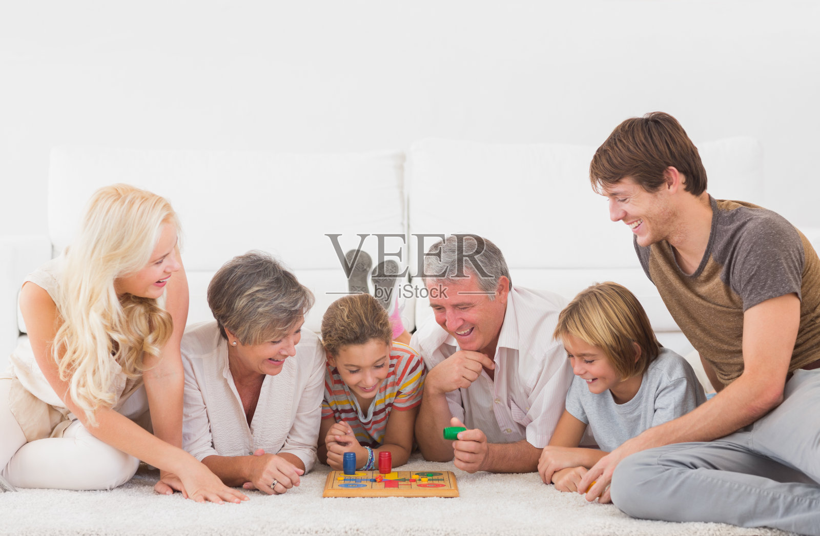 家庭玩棋类游戏照片摄影图片