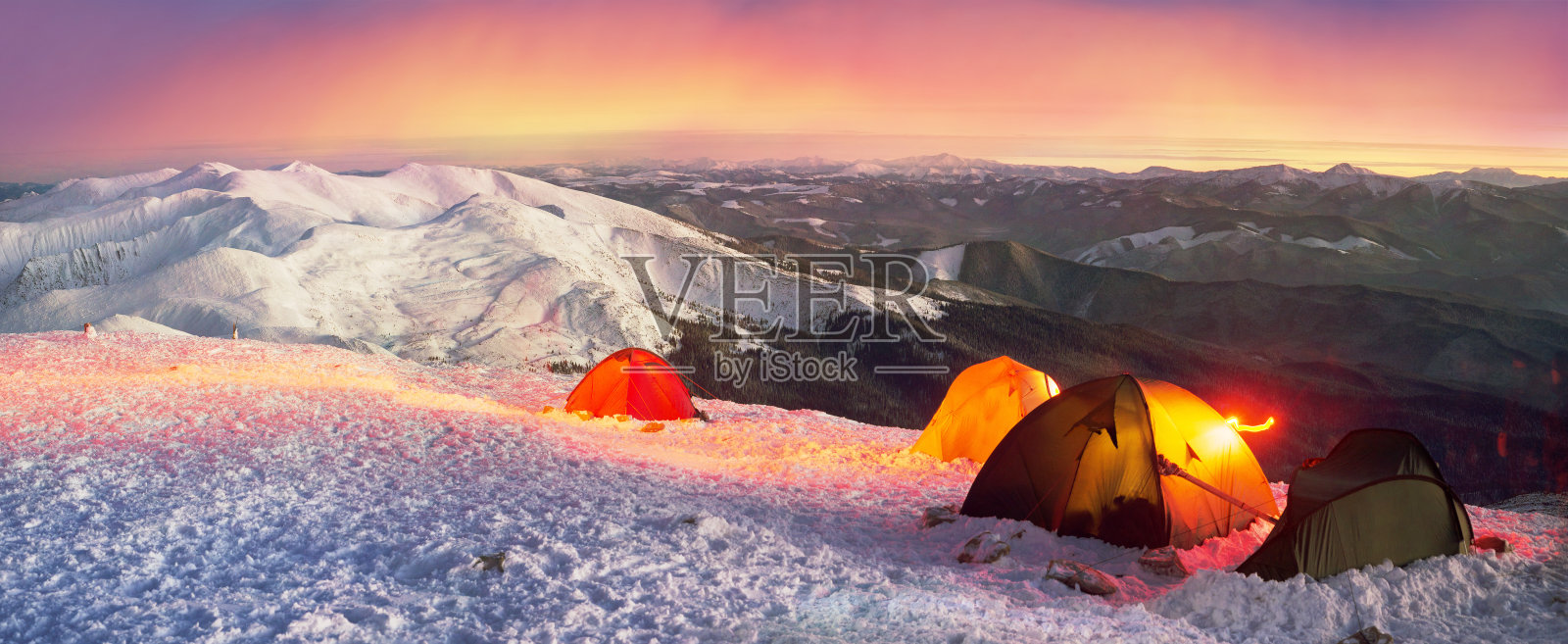 新年露营的登山者乌克兰照片摄影图片