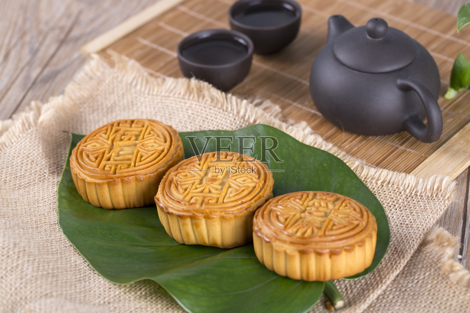 月饼和茶，中国的中秋节食品。特写镜头。照片摄影图片