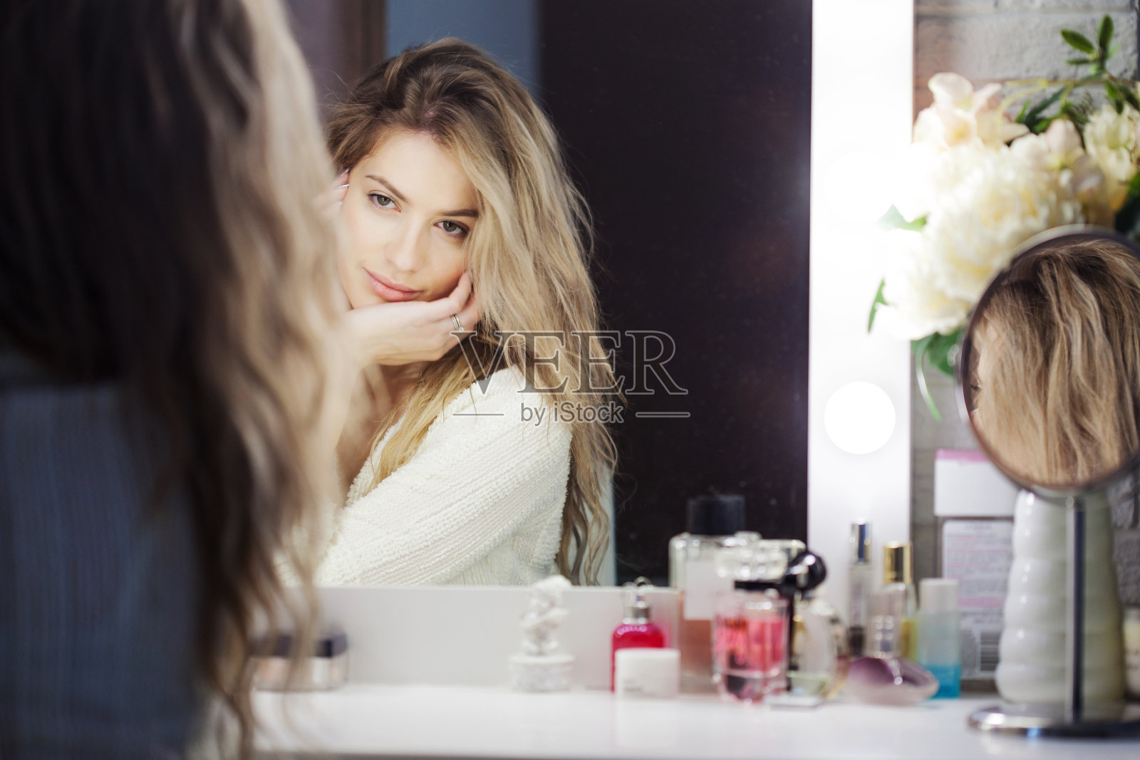 迷人的年轻女子化妆时，看着镜子在浴室照片摄影图片_ID:305578828-Veer图库