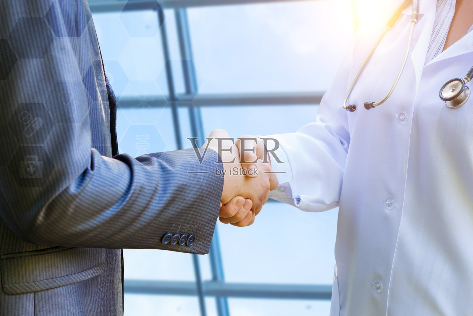 医生与病人握手。照片摄影图片