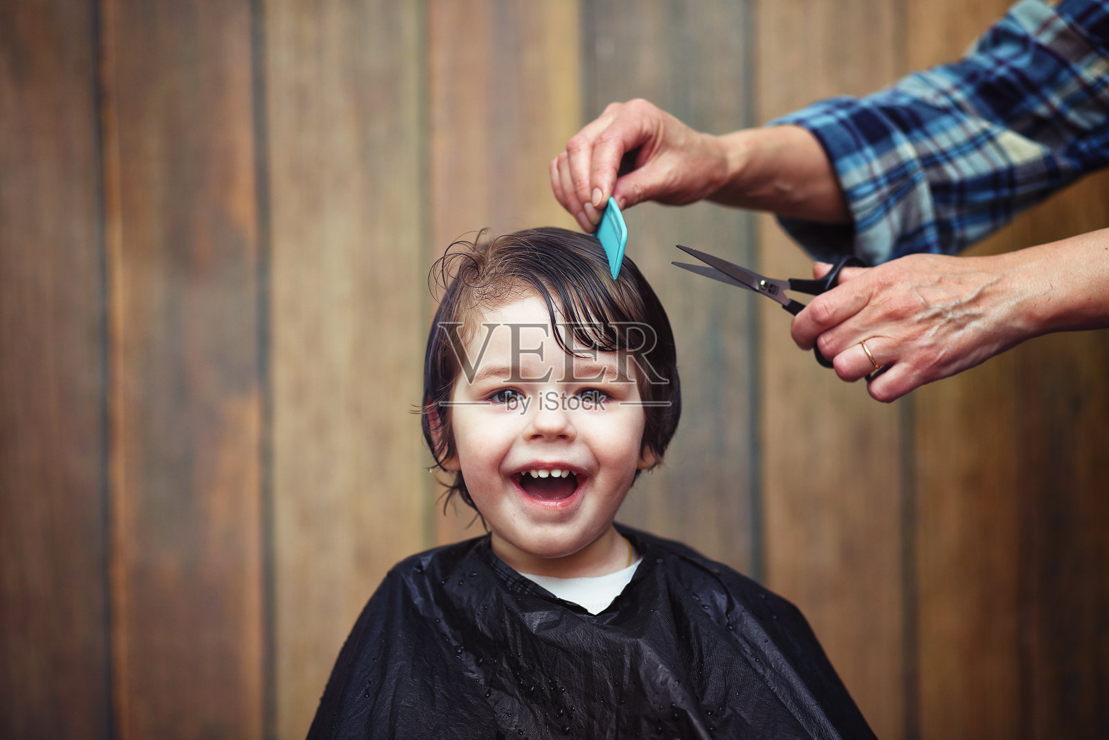 一个小男孩在理发店里理发照片摄影图片