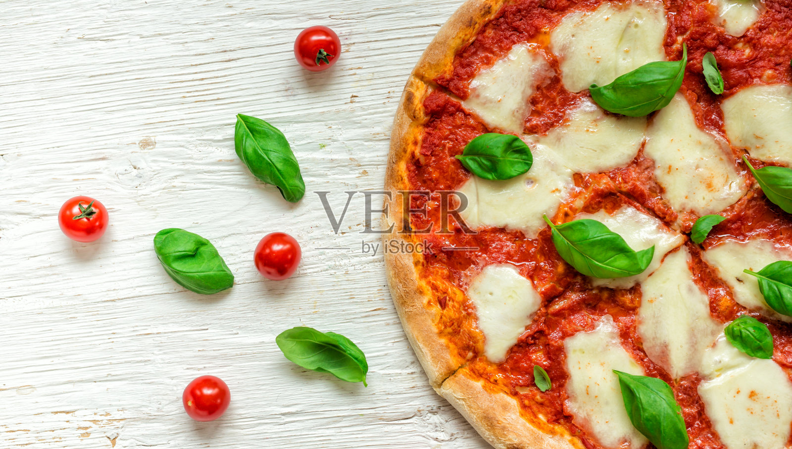 木桌上摆着美味的意大利披萨照片摄影图片