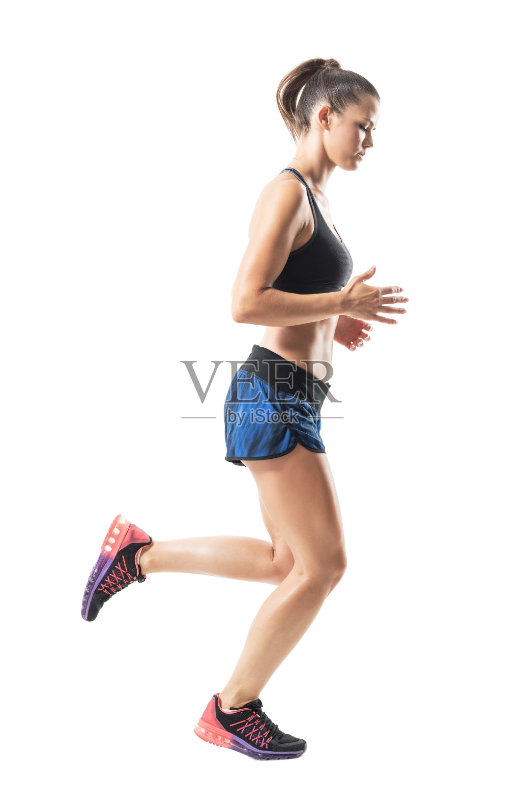 侧面的运动运动员女性慢跑和向下看照片摄影图片