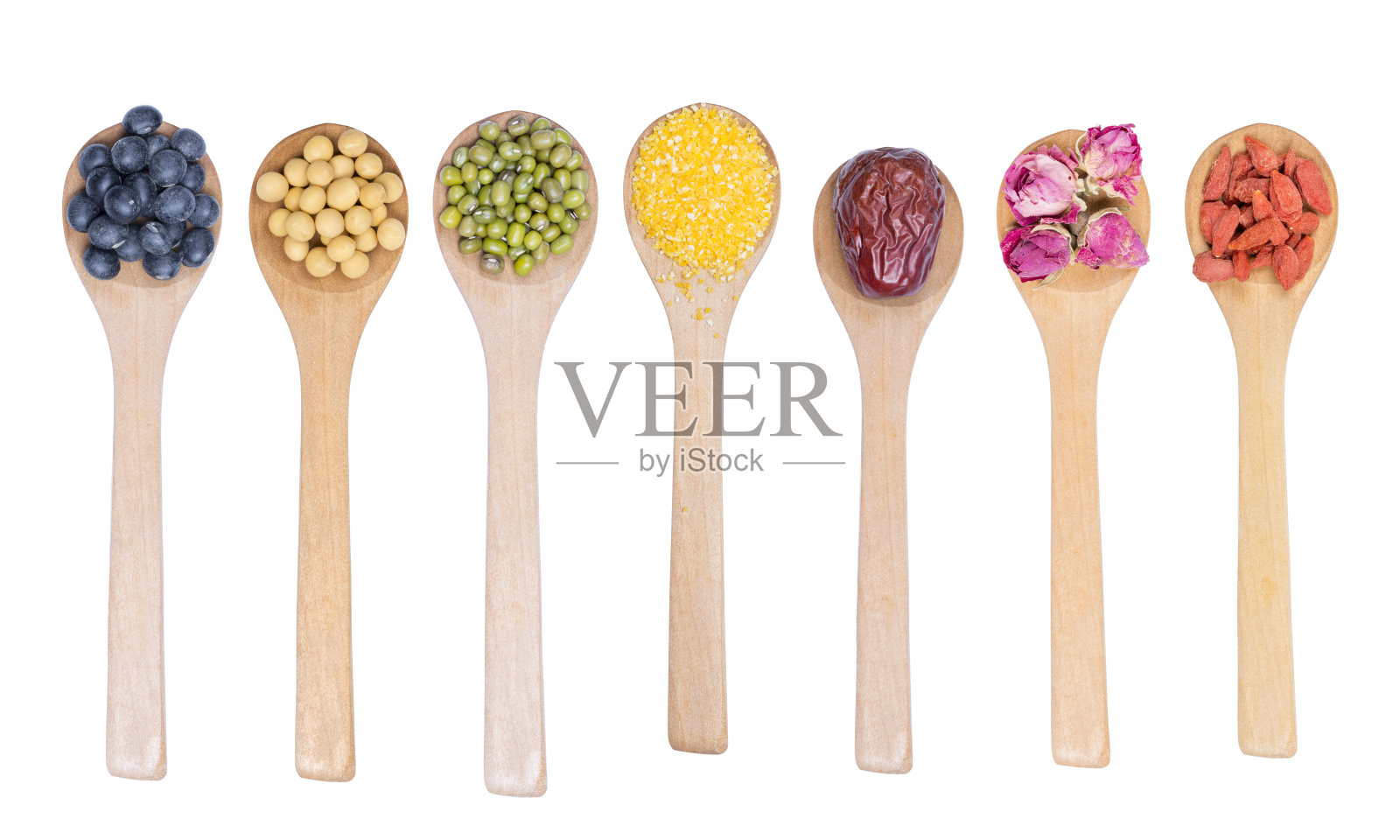 收集的豆子放在木勺上孤立白色。黑豆、黄豆、绿豆、红枣、玫瑰花蕾、枸杞、玉米粉。照片摄影图片