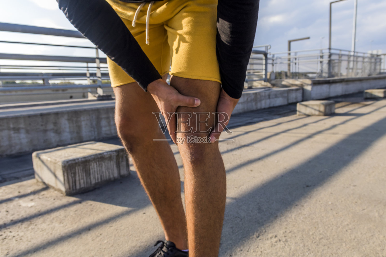 夏季户外跑步时腿部和肌肉疼痛照片摄影图片