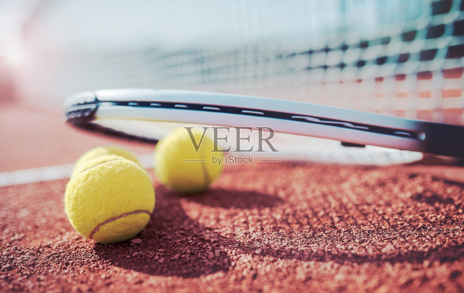 网球场上的带球拍的网球。运动,休闲的概念照片摄影图片