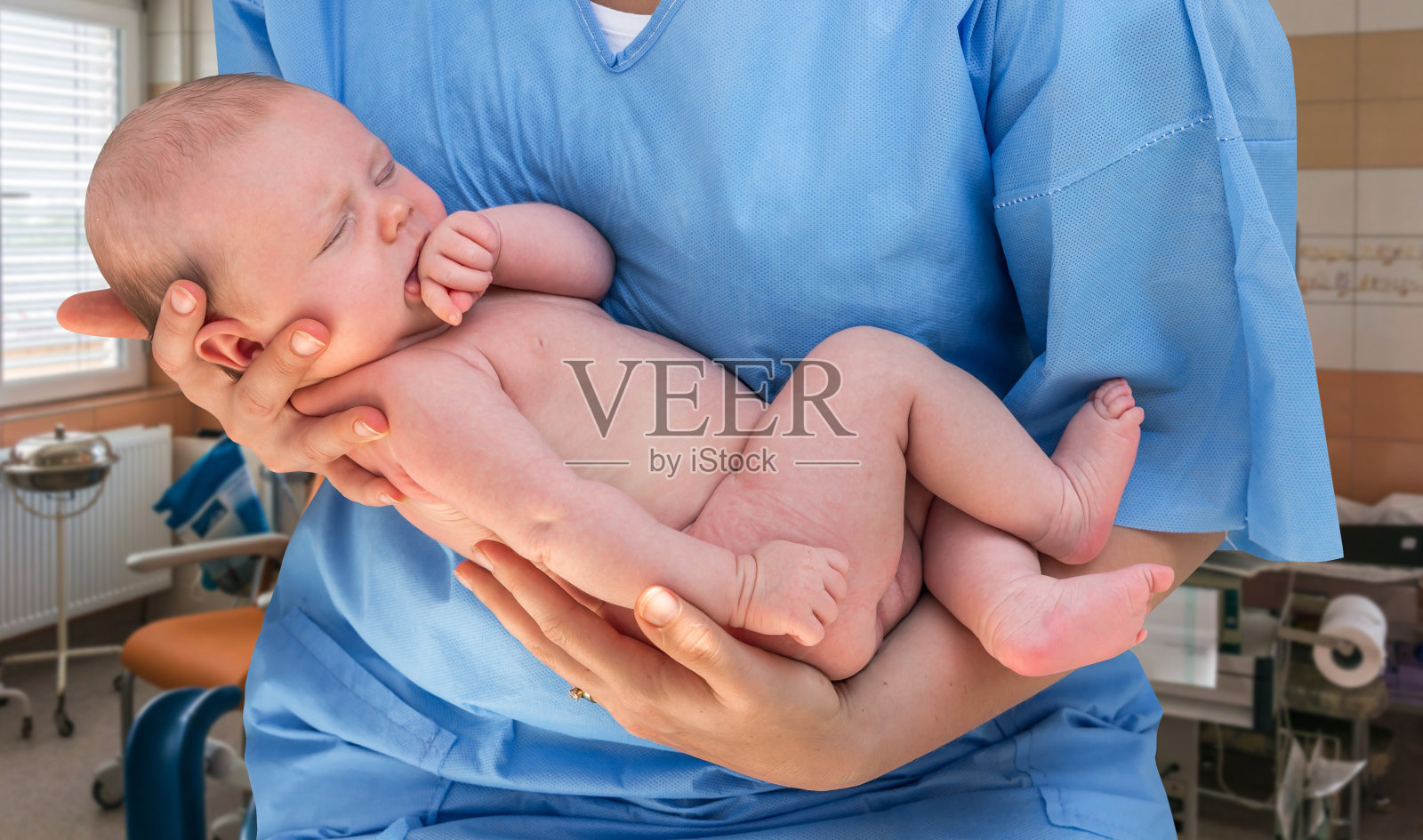 医生抱着一个漂亮的新生婴儿照片摄影图片