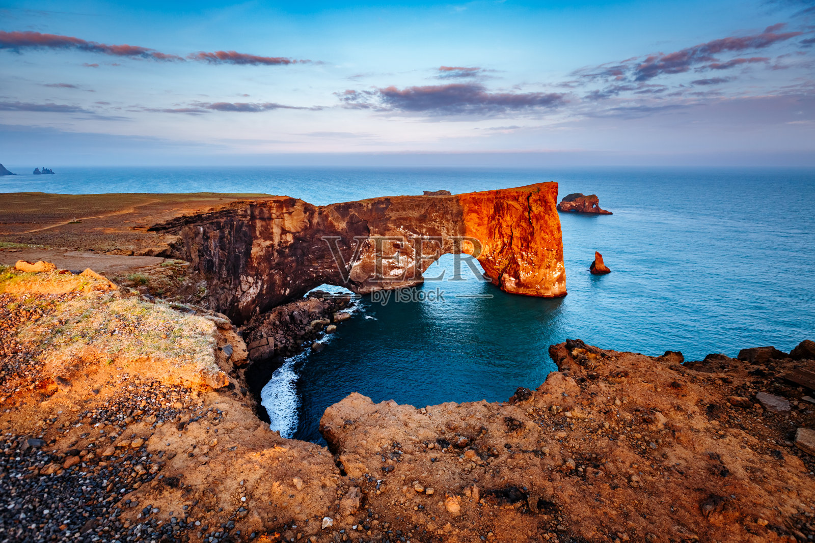 地点:欧洲，冰岛海岸，迪霍莱角。美丽的世界。照片摄影图片