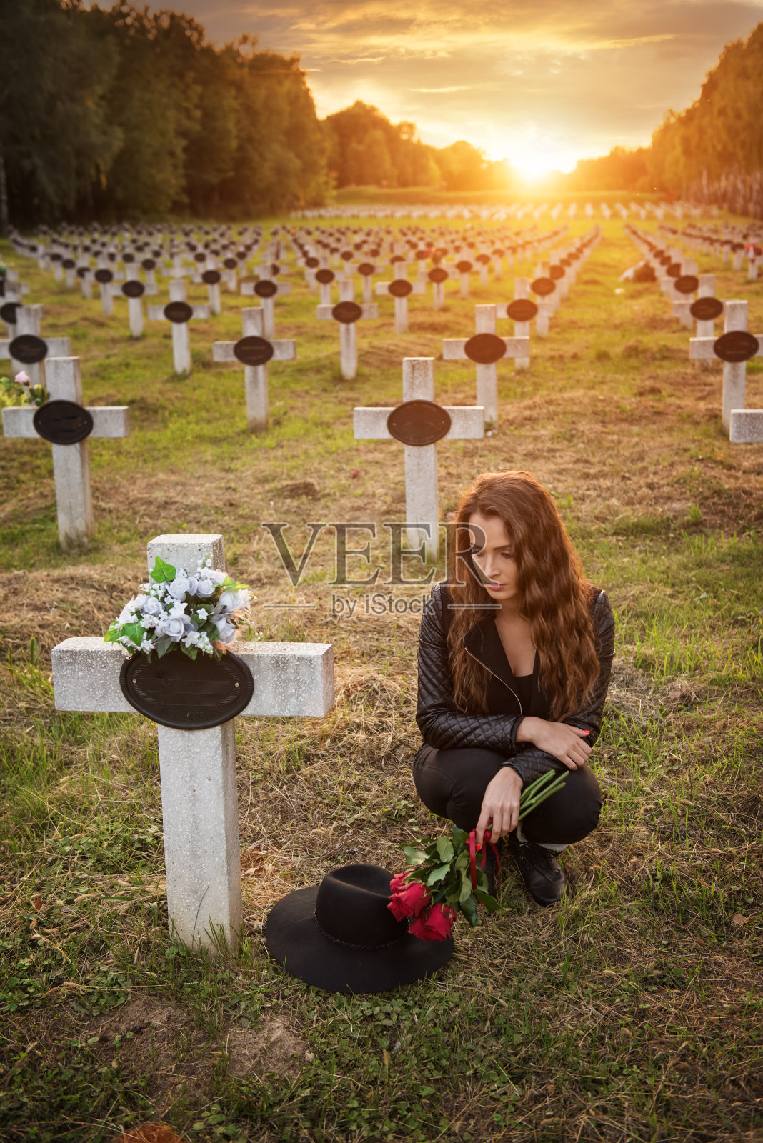 墓地里的悲伤女人照片摄影图片