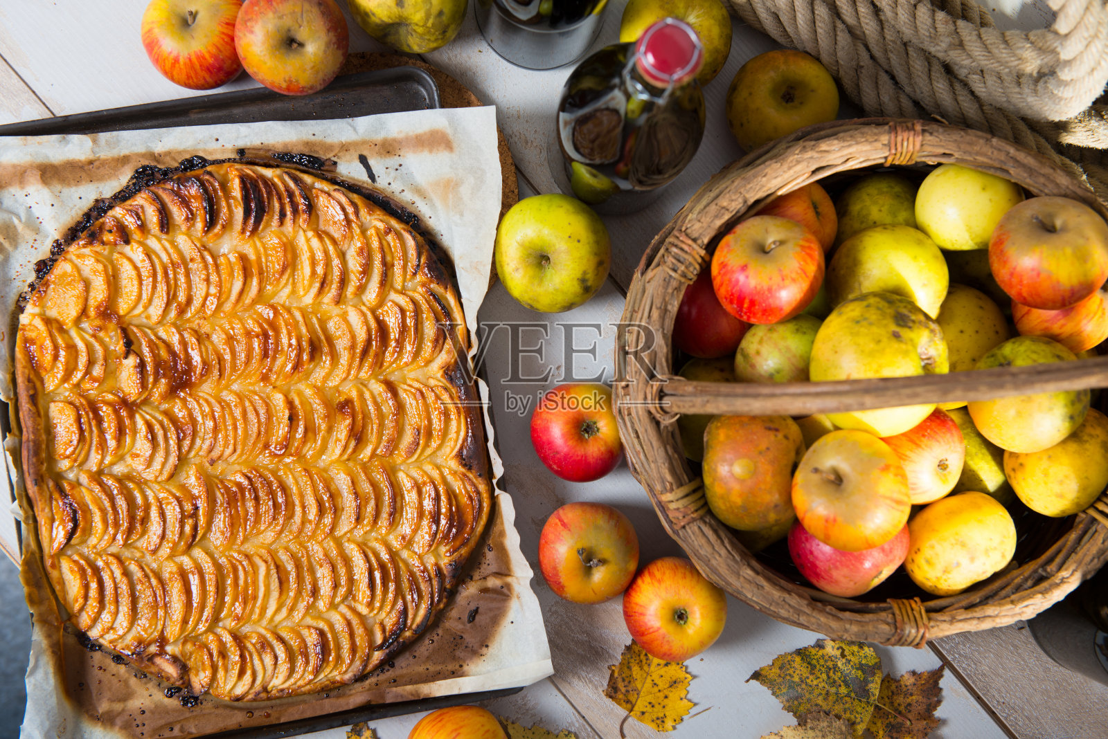 漂亮的苹果派和一篮子苹果，俯视图照片摄影图片