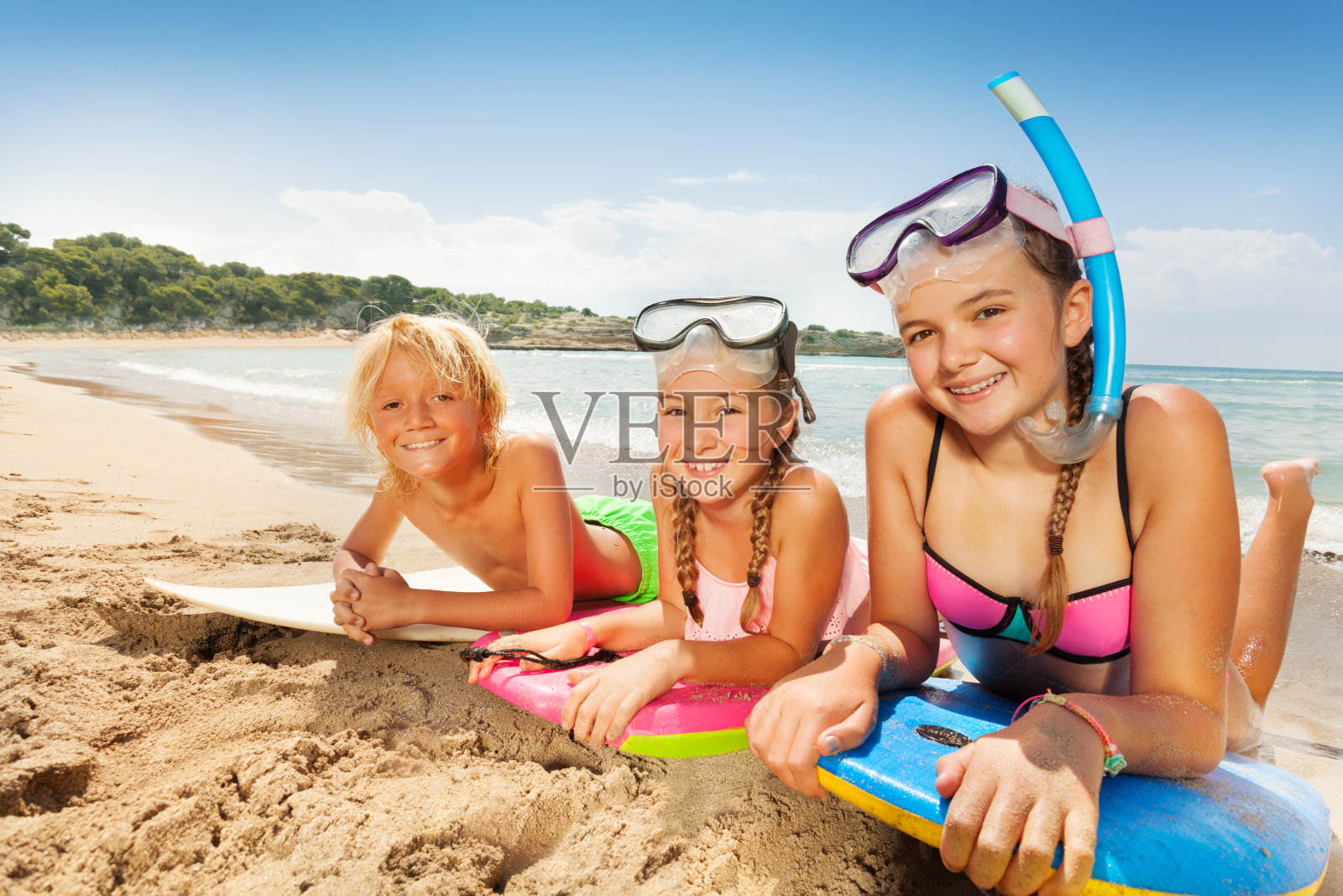 可爱的孩子们在沙滩上享受阳光照片摄影图片