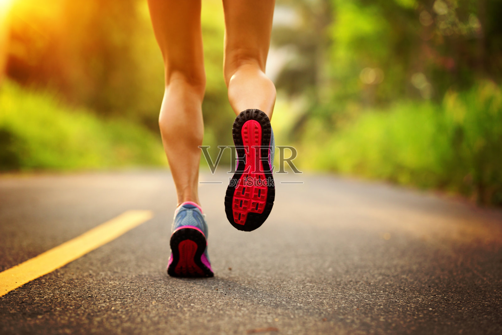 年轻的健身女运动员在森林小径上跑步照片摄影图片