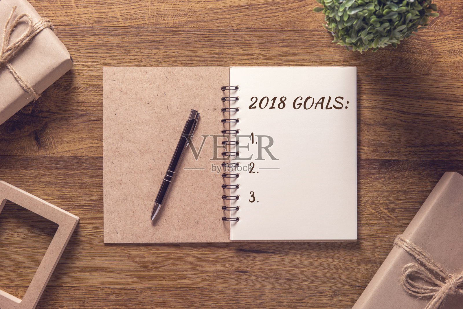 2018年目标清单笔记本与礼物盒新年木制桌子的背景。照片摄影图片