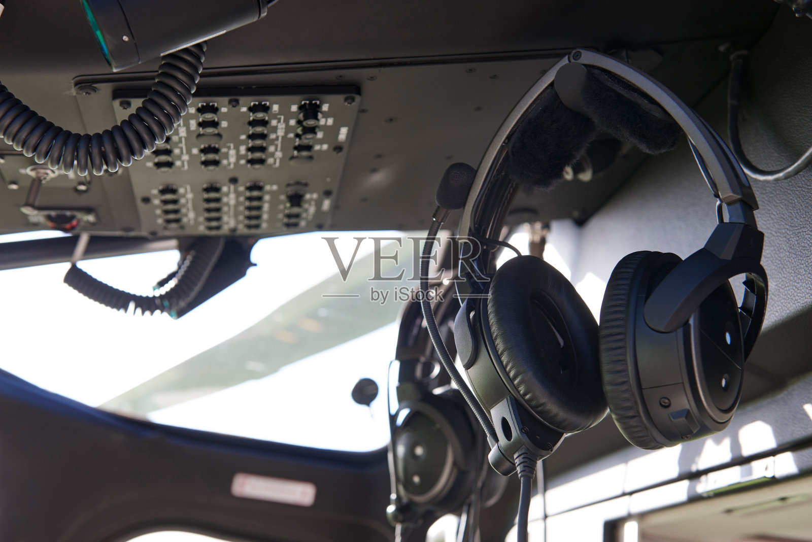 近距离的耳机在直升机驾驶舱照片摄影图片