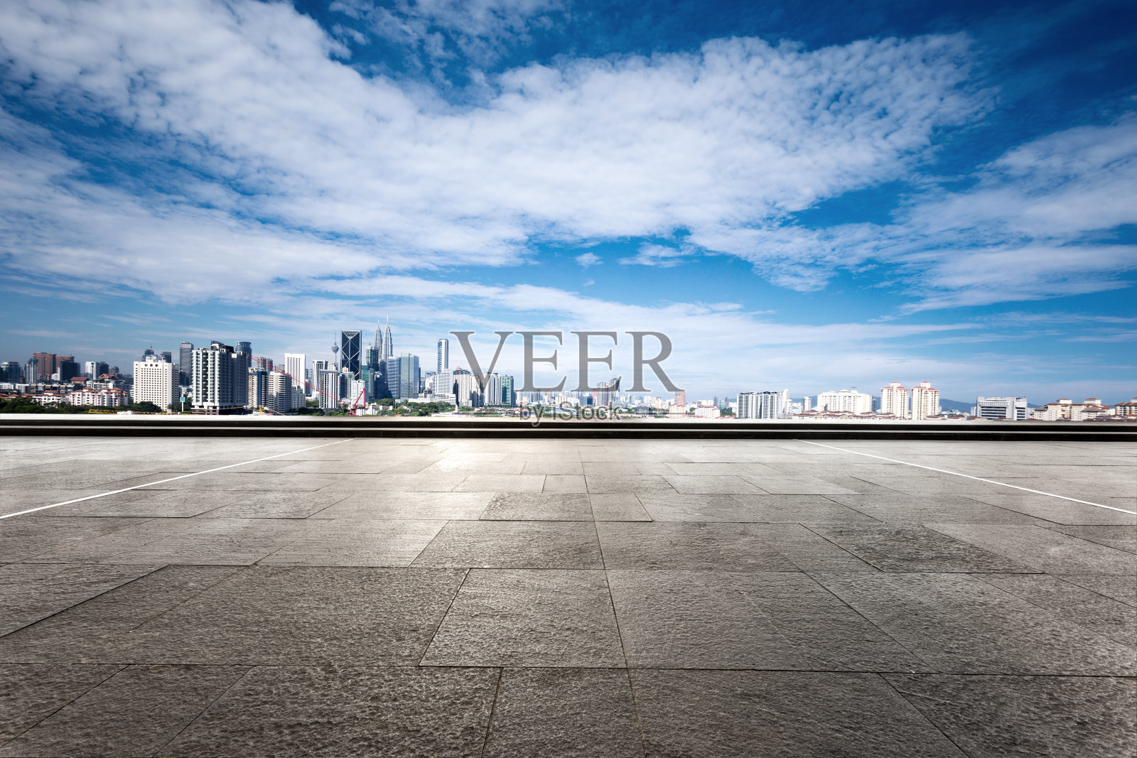 空大理石地板与现代城市的城市景观照片摄影图片