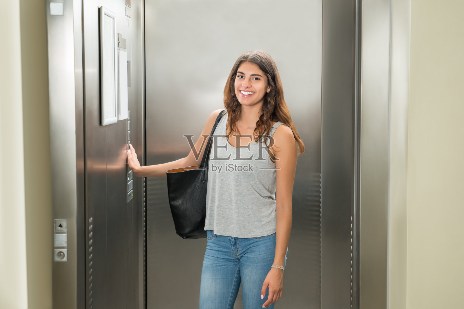 女人按电梯按钮照片摄影图片