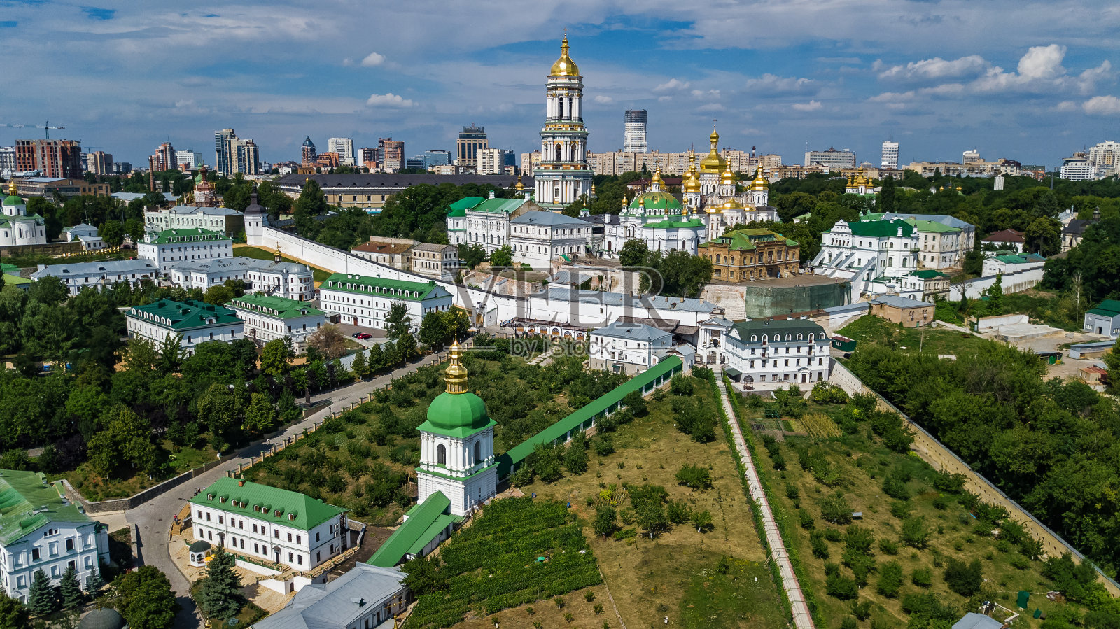 鸟瞰基辅佩切尔斯克拉夫拉教堂从山上俯瞰，基辅市，乌克兰照片摄影图片