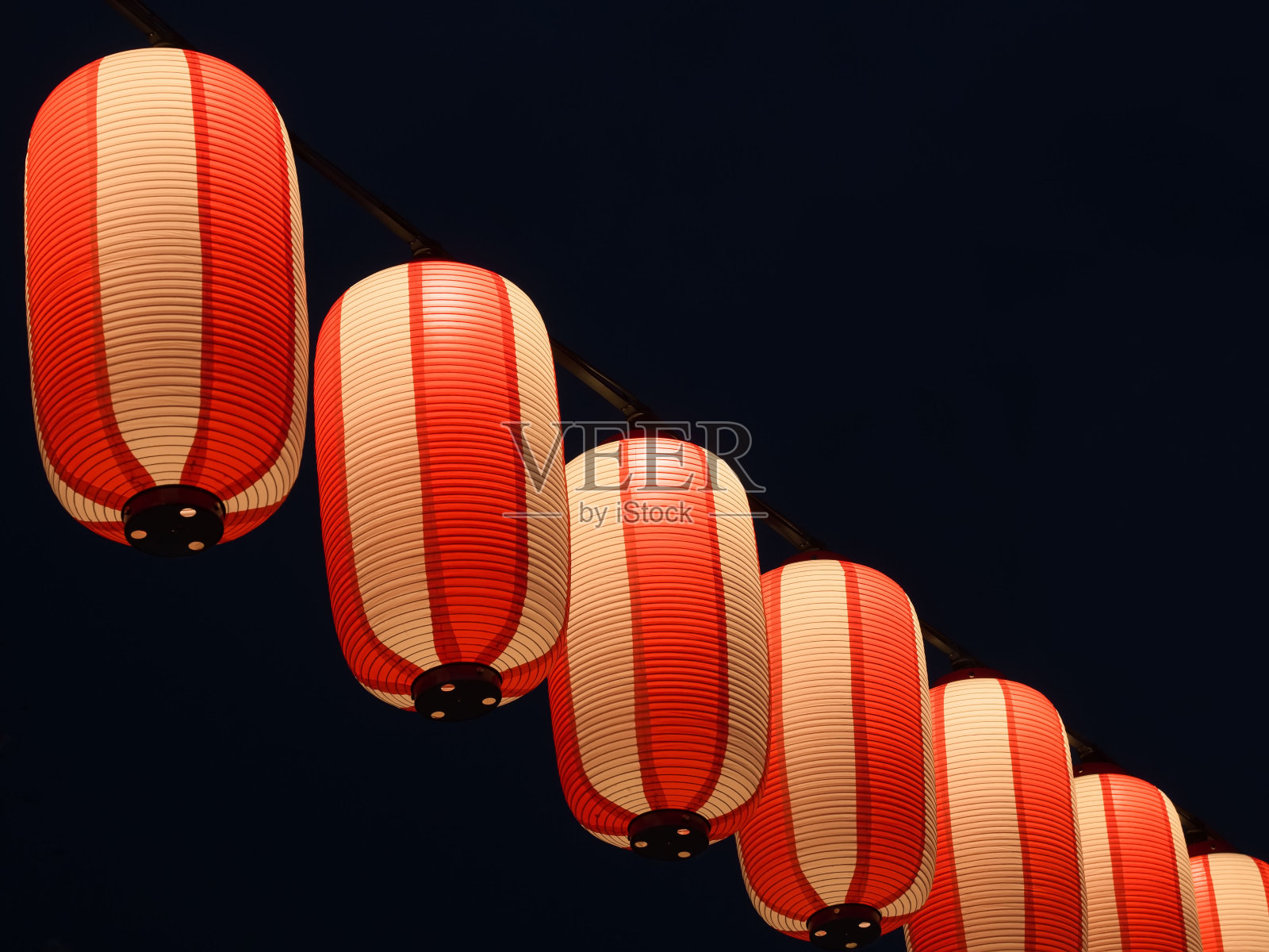 纸红白的日本灯笼在黑暗的天空中闪耀照片摄影图片
