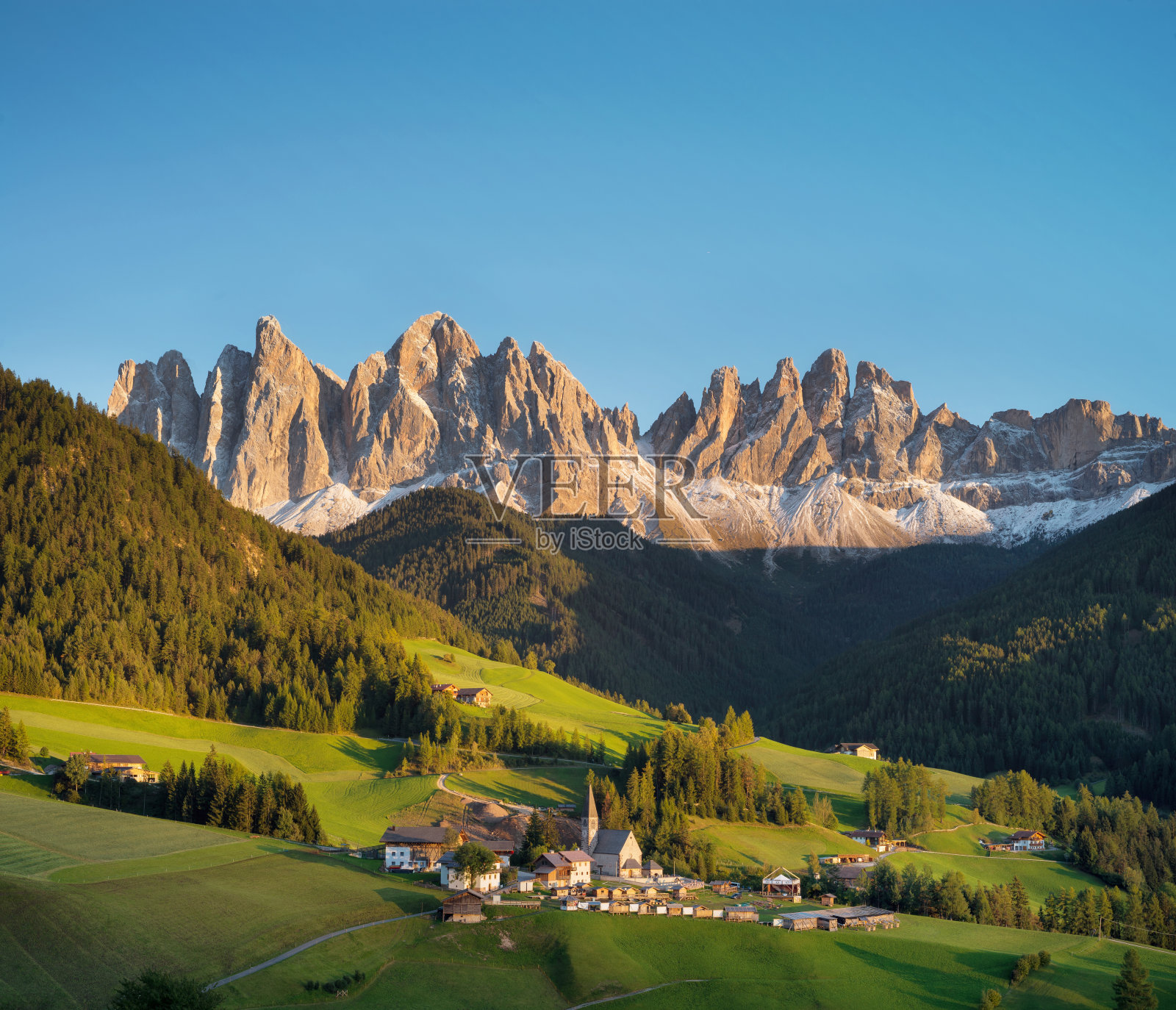 意大利阿尔卑斯山的山谷。美丽的夏日自然日落照片摄影图片