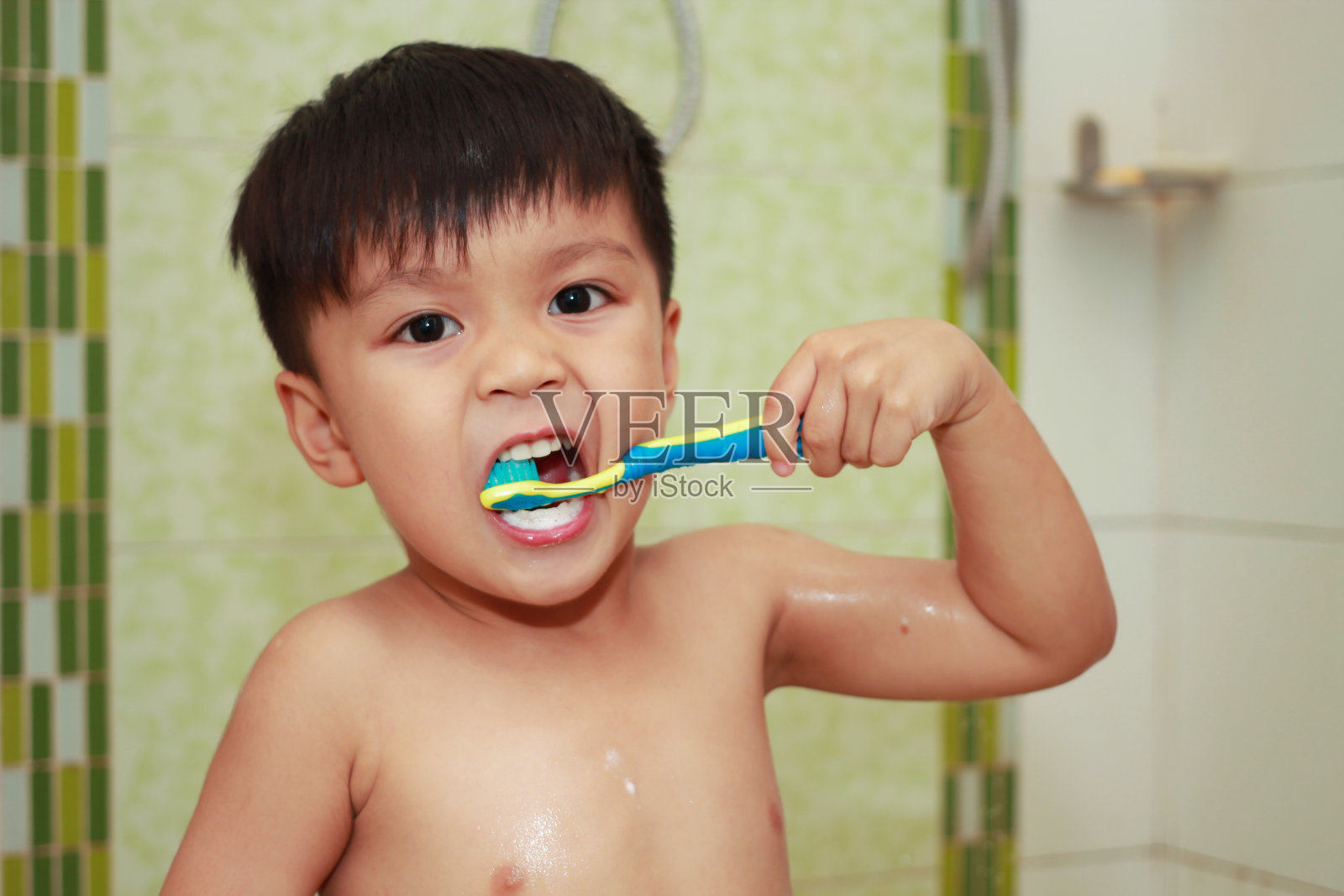 男孩刷牙。照片摄影图片