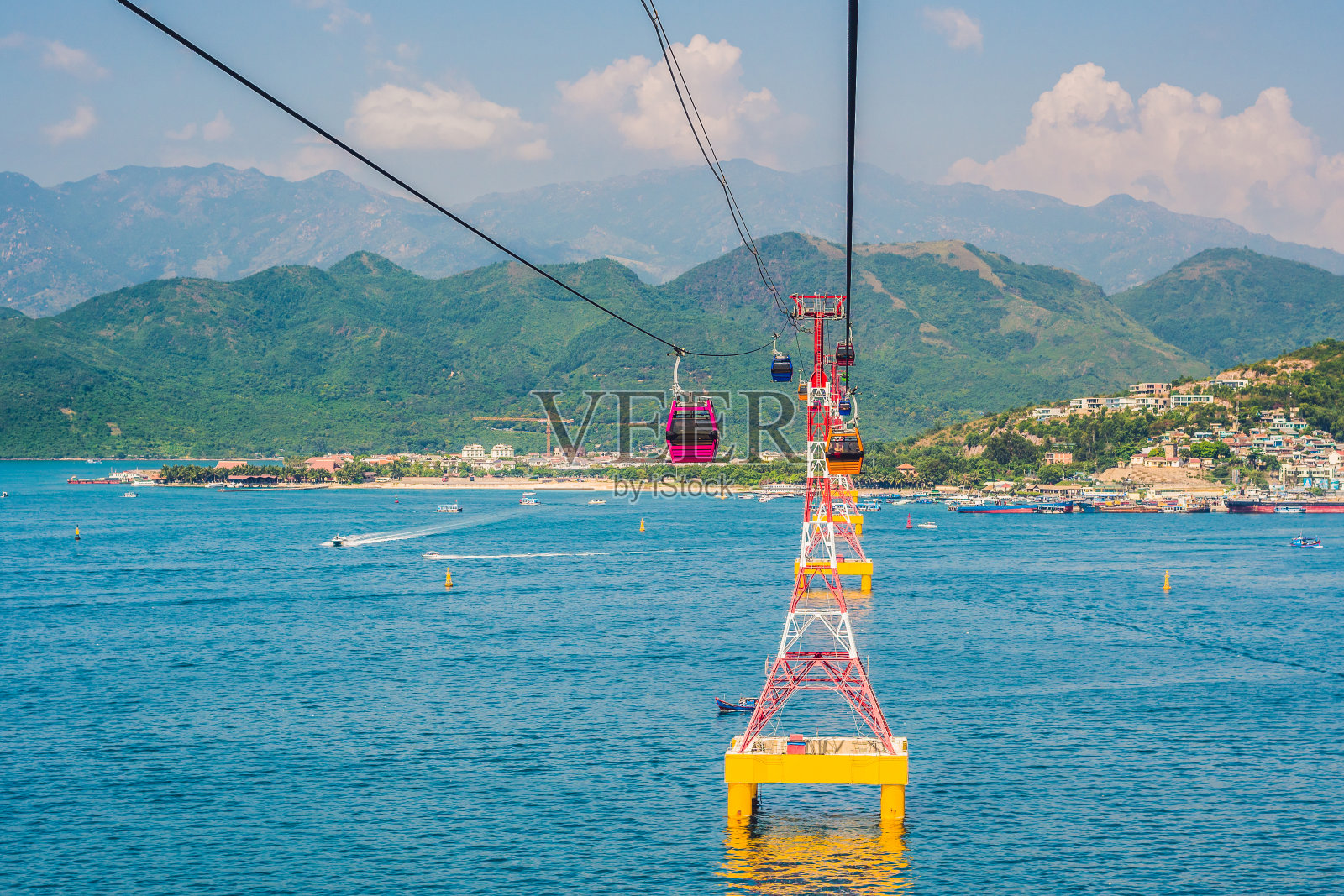 世界上最长的海上缆车之一，通往越南芽庄的Vinpearl游乐园照片摄影图片
