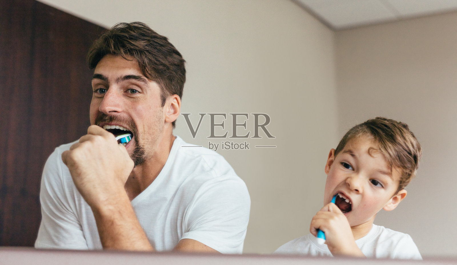 爸爸和儿子在浴室里刷牙照片摄影图片