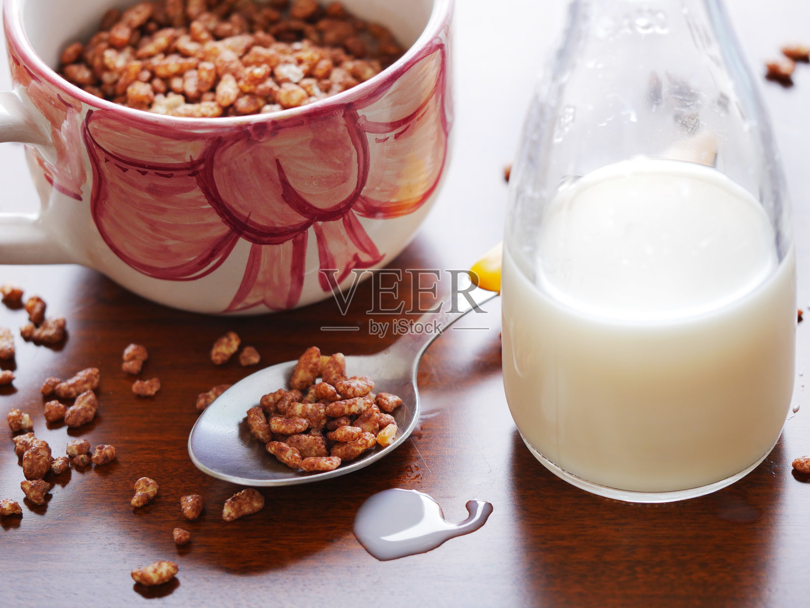 牛奶和马克杯填充巧克力麦片早餐特写照片摄影图片