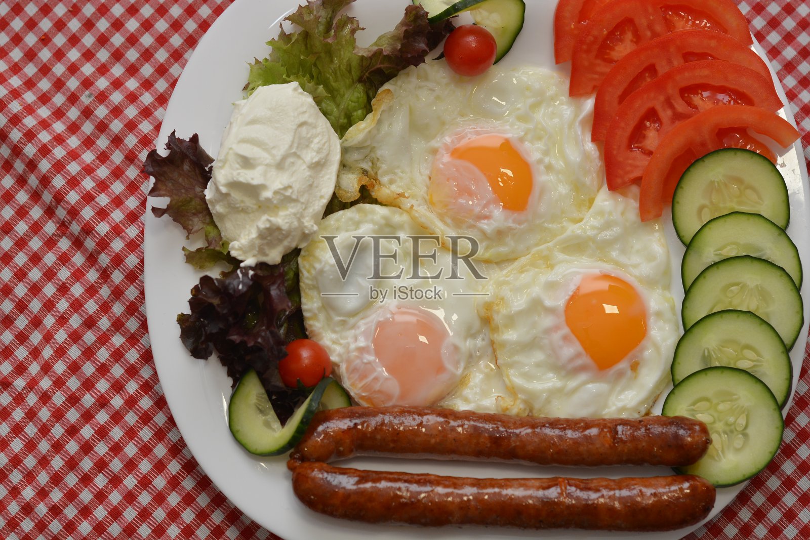 煎早餐，鸡蛋和香肠照片摄影图片