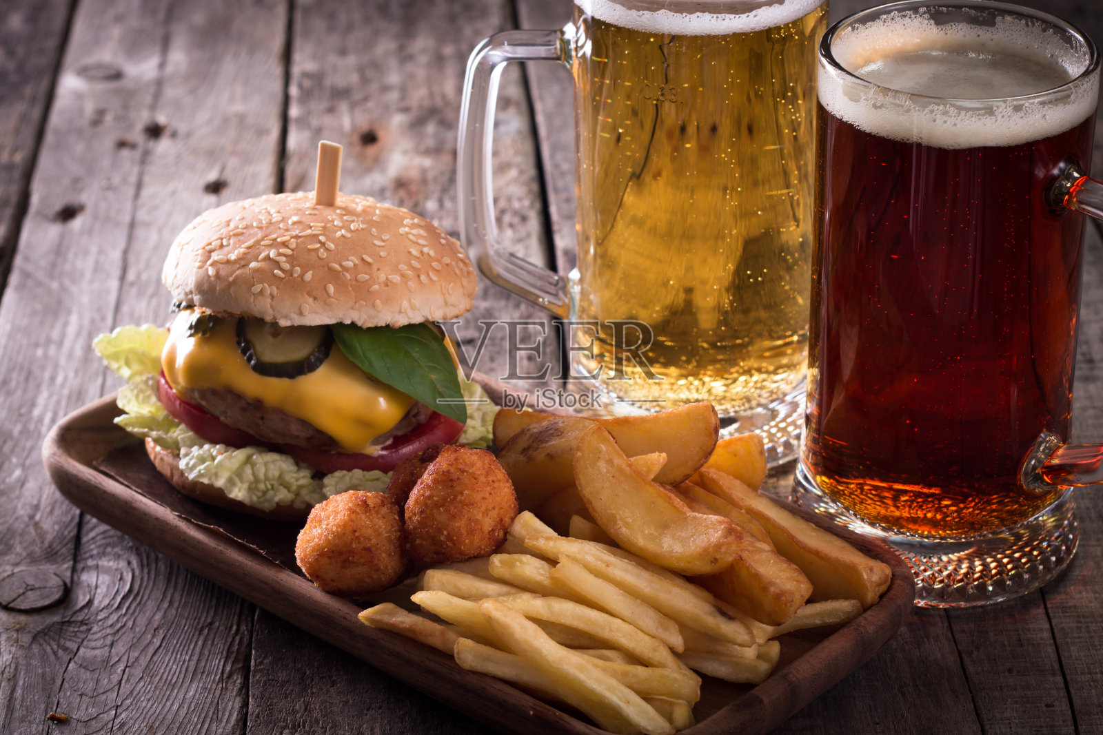 快餐菜单与汉堡，炸薯条和啤酒在木背景照片摄影图片