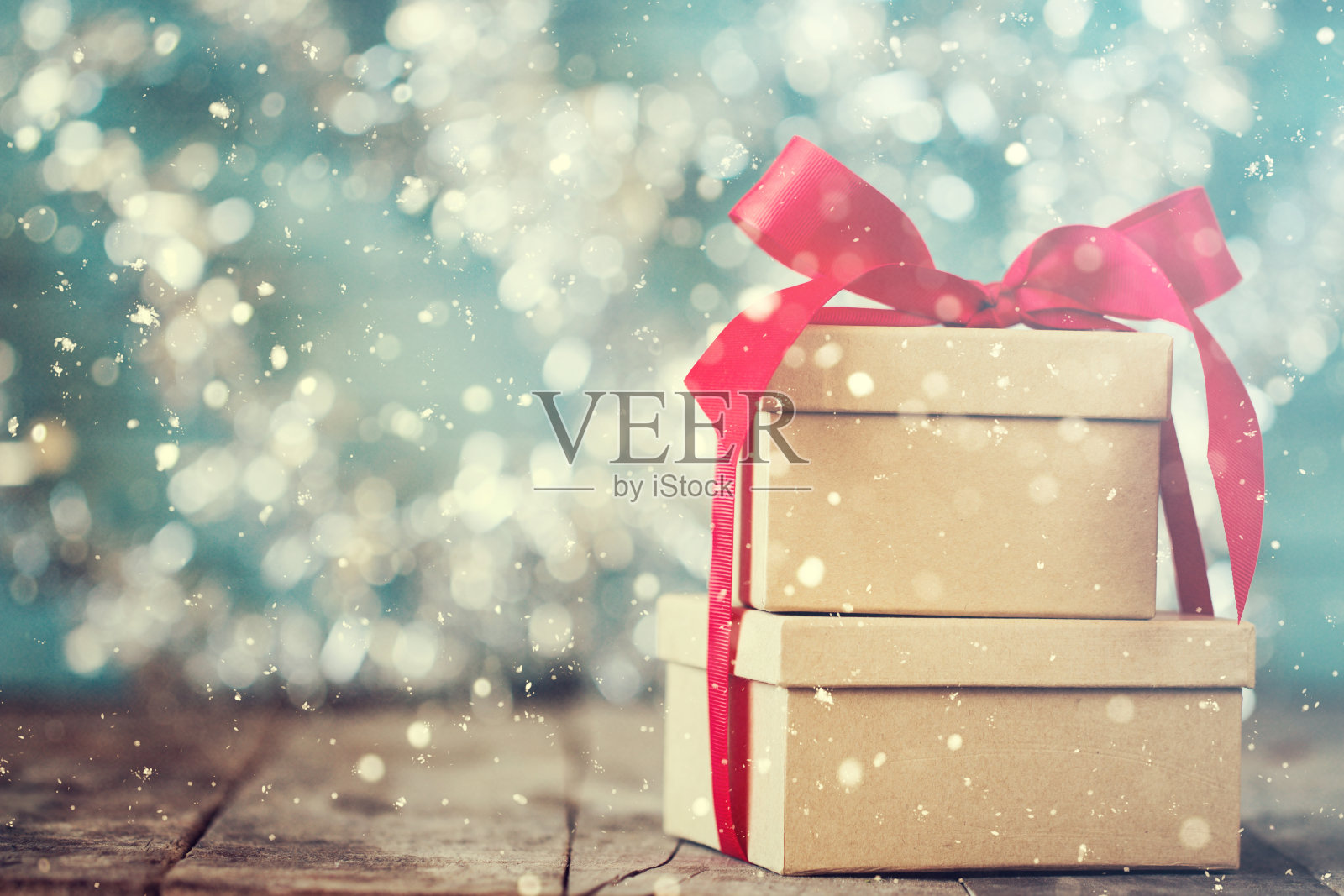 美丽的节日装饰背景与圣诞礼物盒，杉木。圣诞假期的概念照片摄影图片