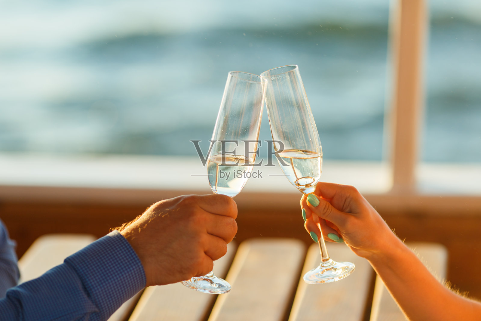 幸福的情侣在游艇上喝香槟照片摄影图片