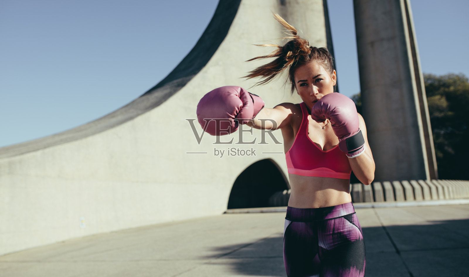 在户外做拳击运动的女运动员照片摄影图片