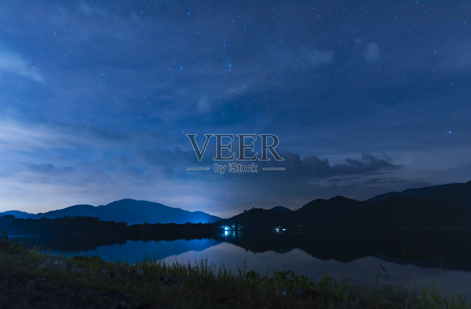 湖面上的风景夜空照片摄影图片