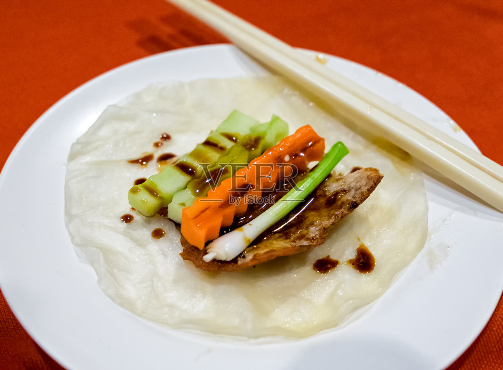 北京烤鸭配胡萝卜、洋葱、黄瓜照片摄影图片