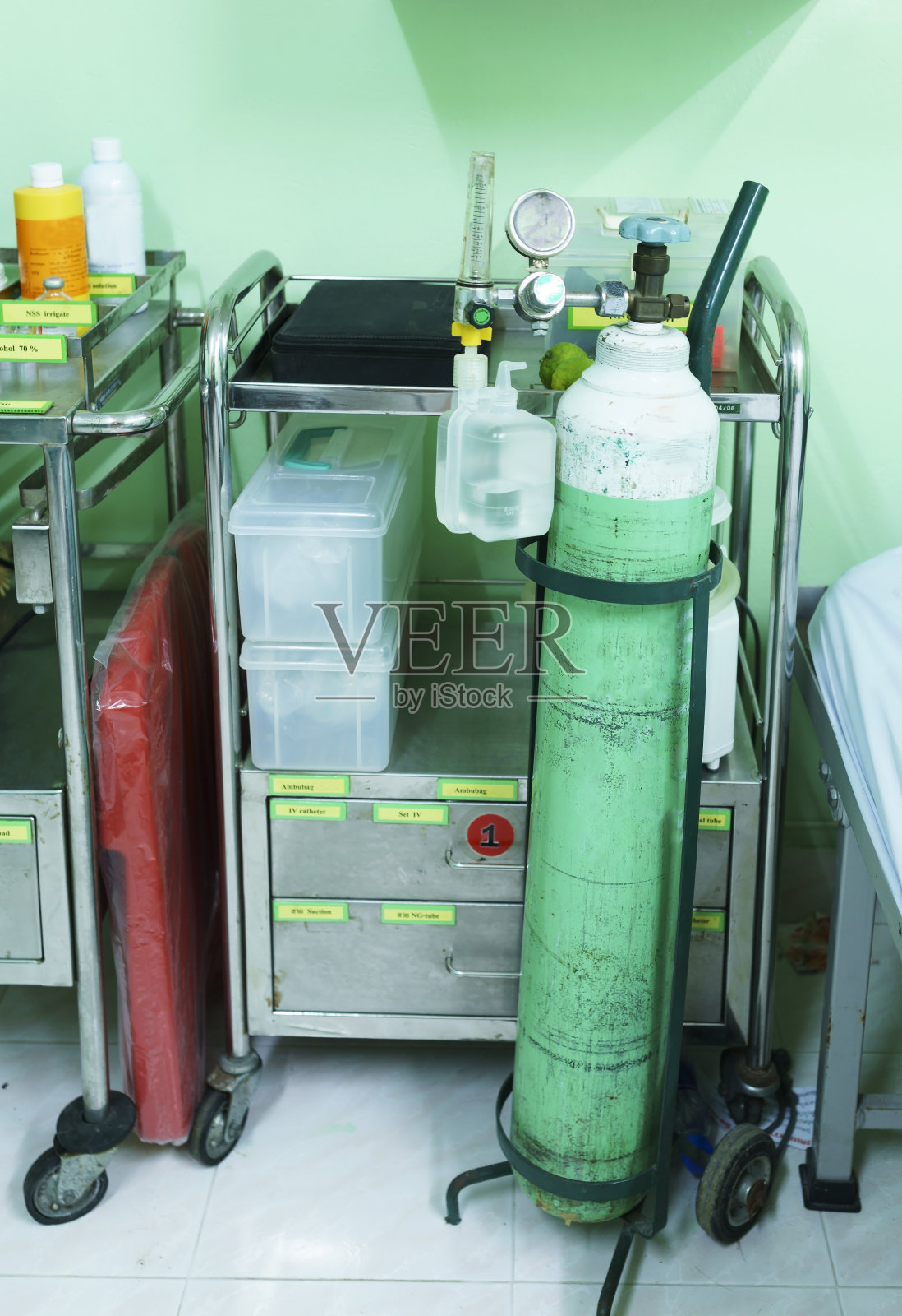 供临床使用的带阀门的医用氧气瓶或氧气罐照片摄影图片