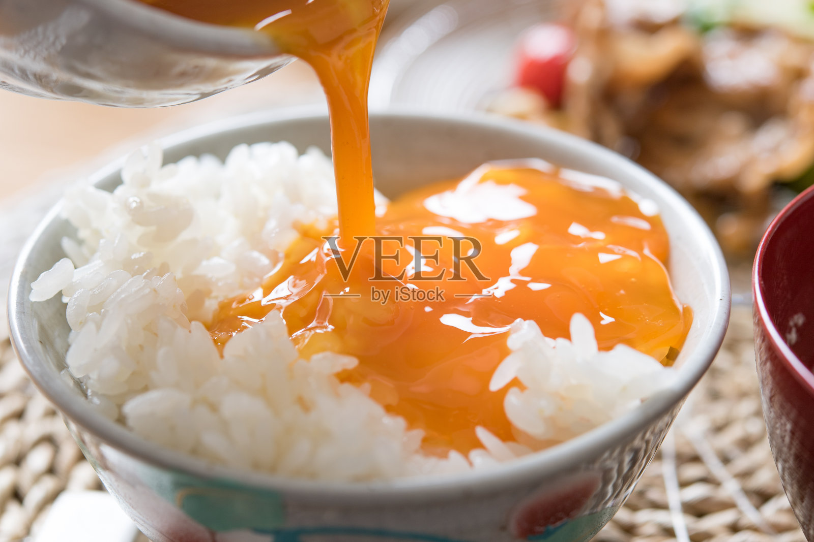 生鸡蛋米饭。照片摄影图片