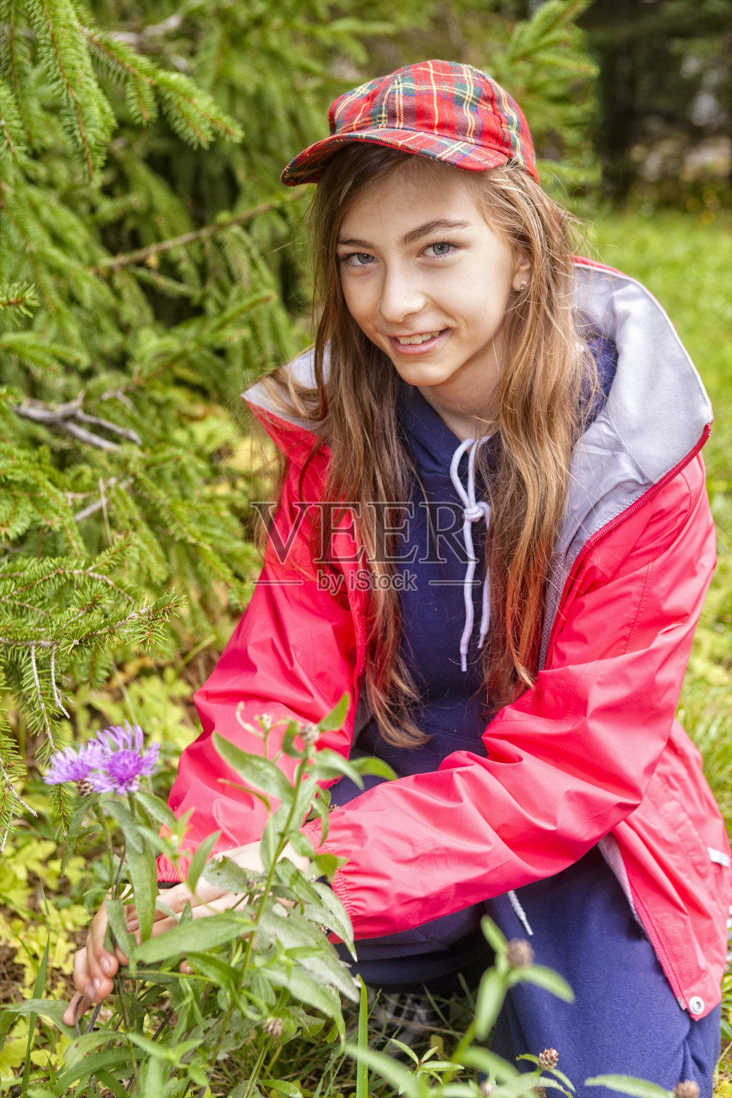 一个年轻的女孩在秋天的一天欣赏野花照片摄影图片