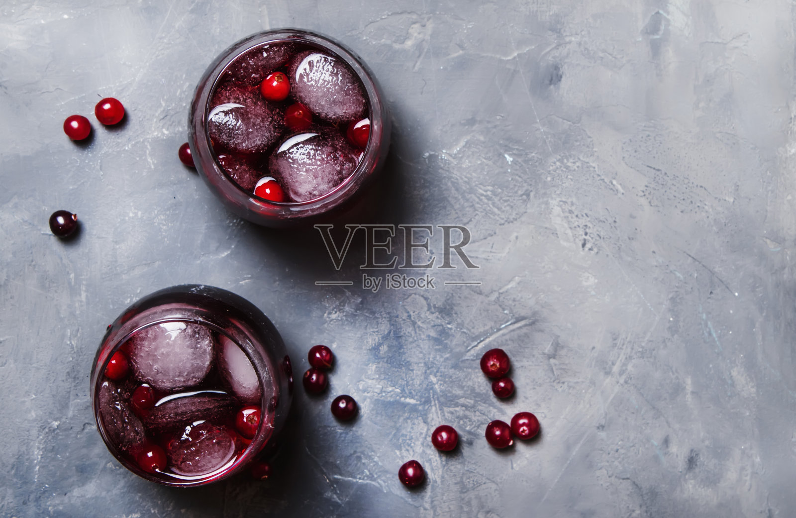 玻璃杯中加冰的蔓越莓红鸡尾酒照片摄影图片
