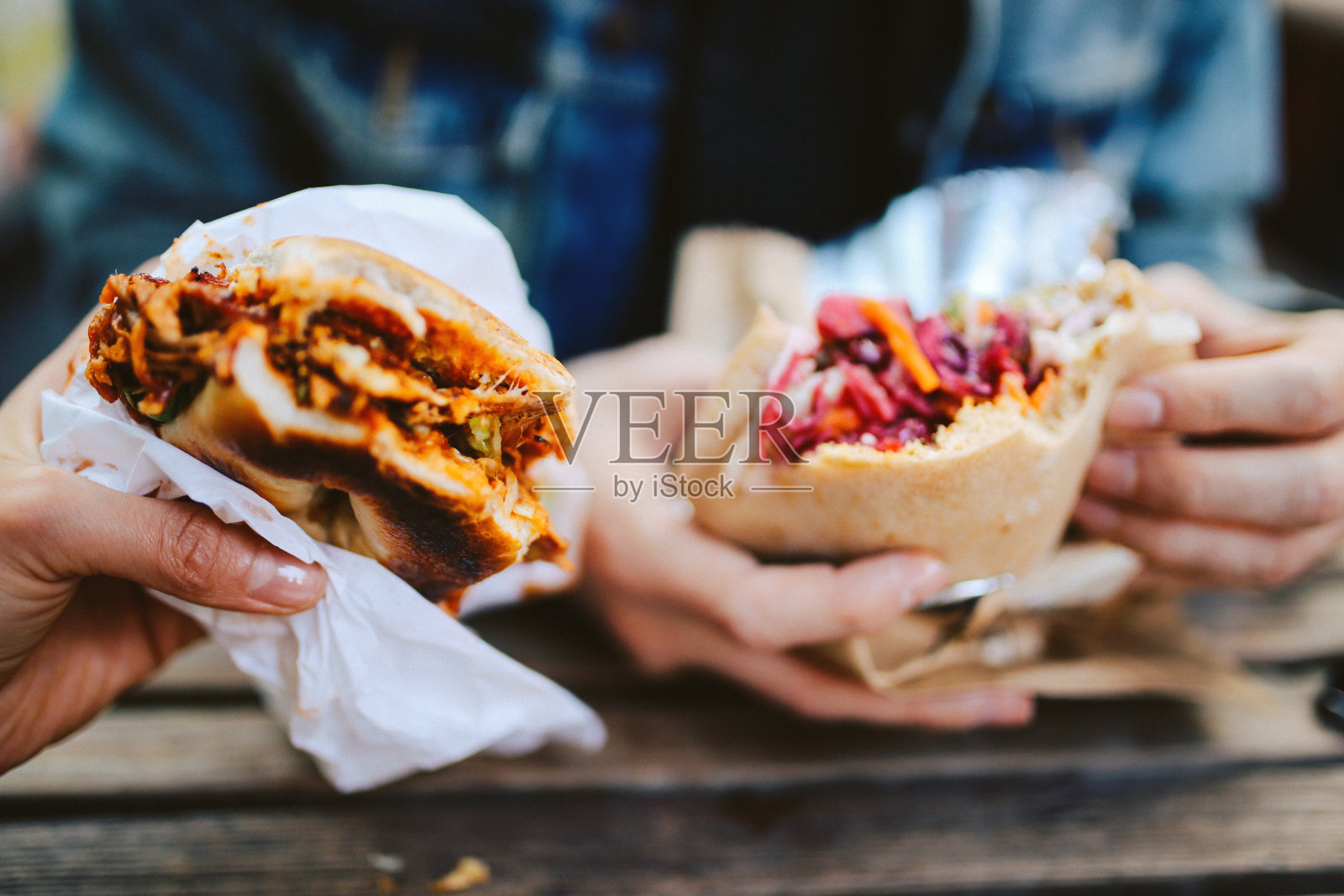 特写的德州拉猪肉烧烤汉堡和沙拉三明治户外照片摄影图片