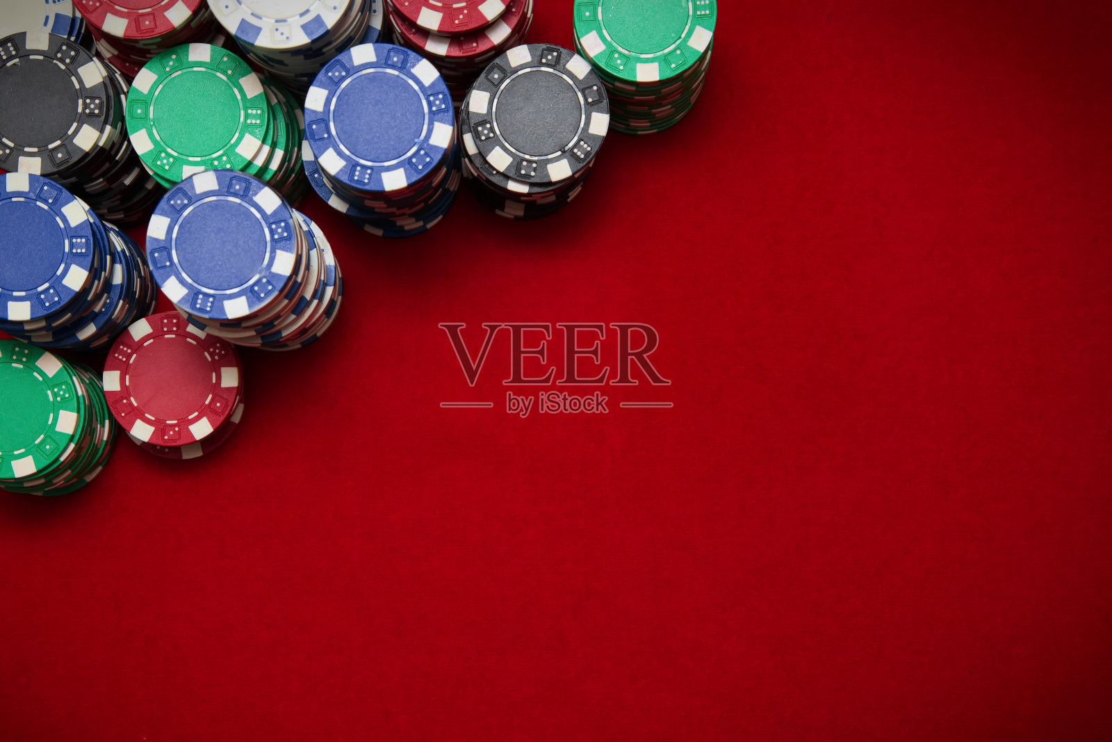 红色背景上的扑克筹码照片摄影图片